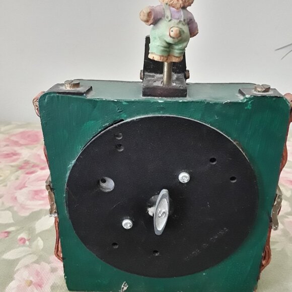 Vintage Musical Box Shaped Like an Antique Camera with Teddy Bears - Picture 6 of 6